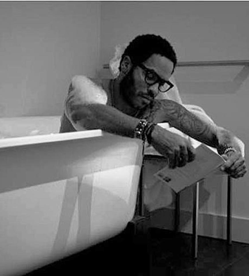 Ganz privat: Lenny entspannt beim Lesen in seiner Badewanne. Copyright: Twitpic, Twitter