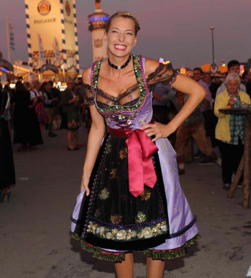 Giulia Siegel, ein Münchner Original. Das Dirndl sieht in der Dämmerung besonders gut ausgefüllt aus.