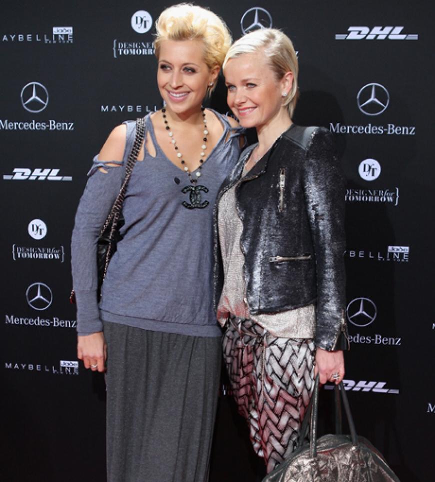 Bitte Lächeln! Barbara Sturm und Verena Kerth auf dem Roten Teppich der Eröffnungsshow