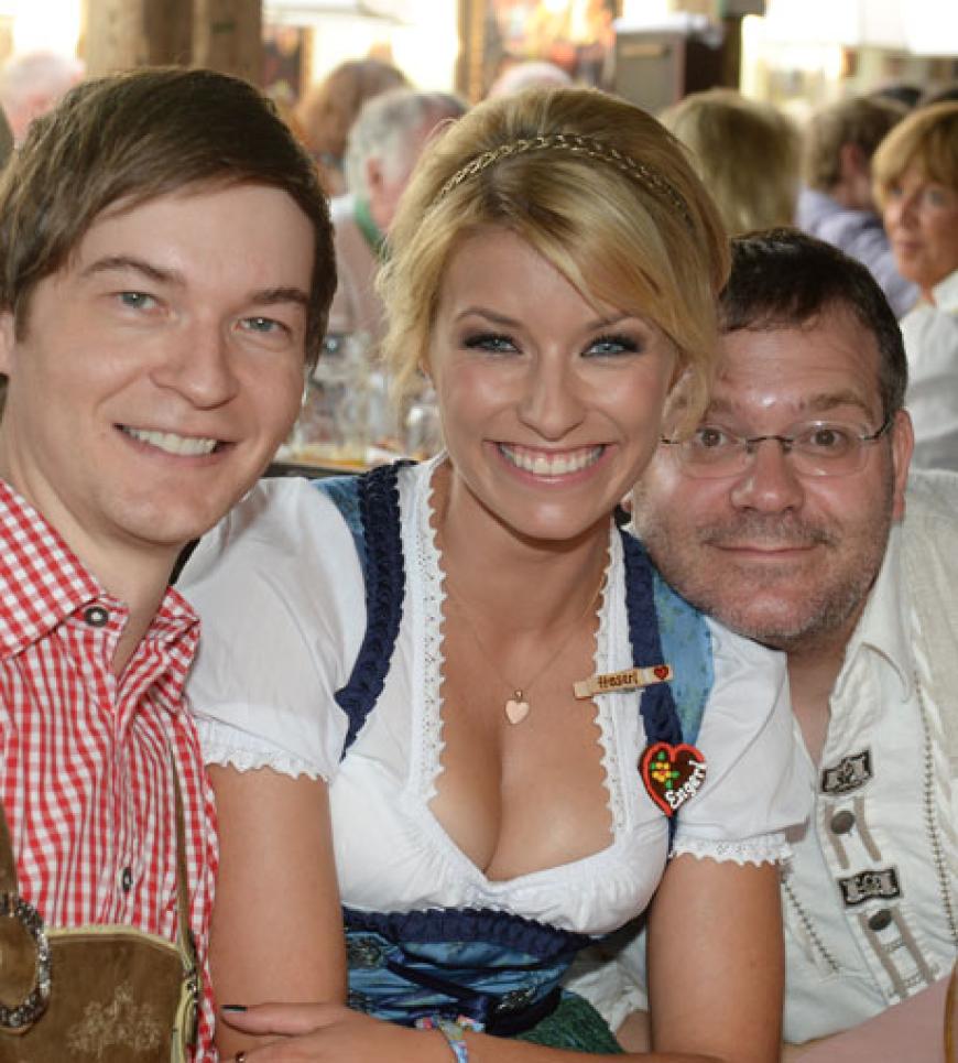 Elton hat wohl vergessen, sein St.Pauli-Shirt zu waschen und musste auf traditionelle Kleidung zurückgreifen. Thomas Diekmann und die Moderatorin Annica Hansen trösten ihn