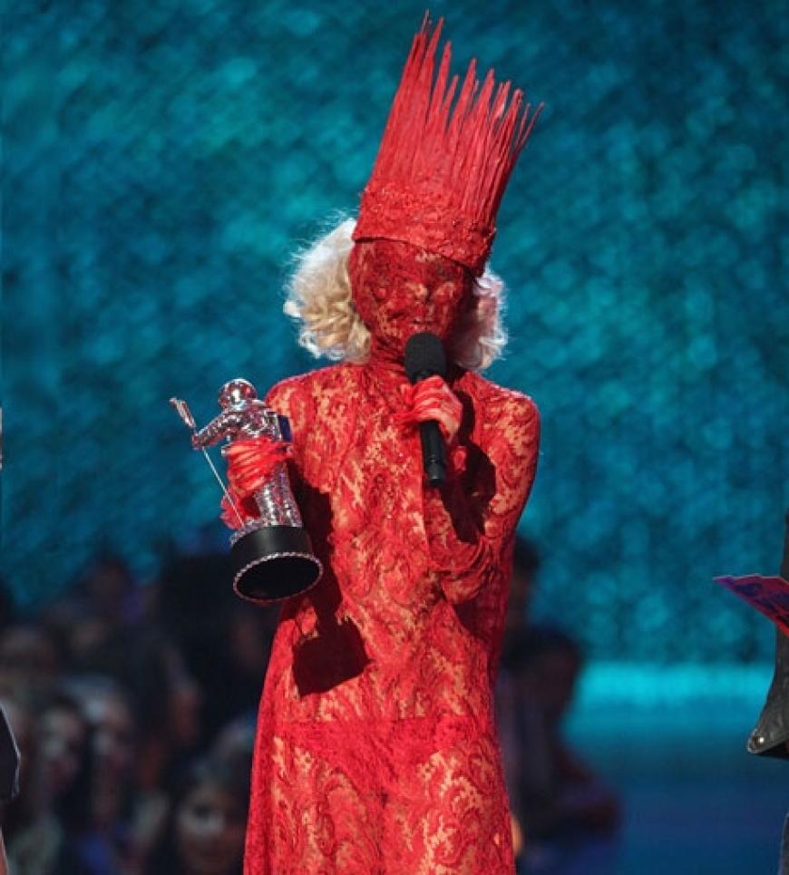 Sie ist und bleibt die Königin der ausgefallenen Kostüme: In diesem roten Spitzen-Kleid nimmt Lady GaGa 2009 ihren Preis als