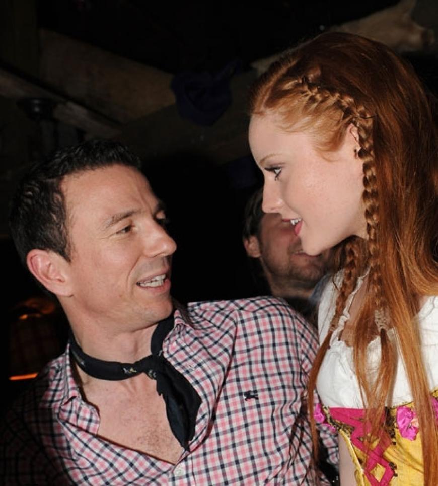 Bereits auf dem Oktoberfest in München konnte man Verdacht schöpfen. Barbara und Oliver suchten immer wieder die Nähe zueinander. Die hübsche 23-Jährige hatte jedoch immer wieder betont, dass sie und Oliver, Sohn von Schauspielerin Iris Berben, nur gute Freunde seien. Doch aus Freundschaft wurde offensichtlich schnell Liebe