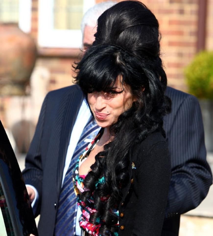 Amy Winehouse wie man sie kennt: Mit Beehive und Ponny im XXL-Format