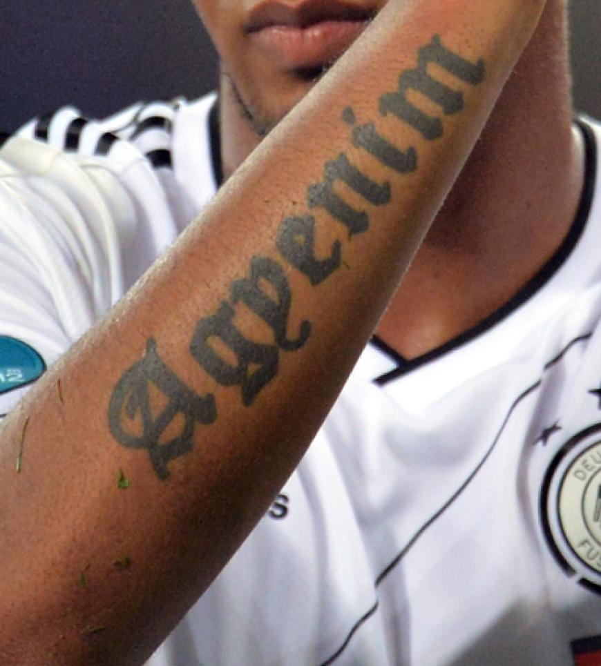 Außerdem ziert der Schriftzug