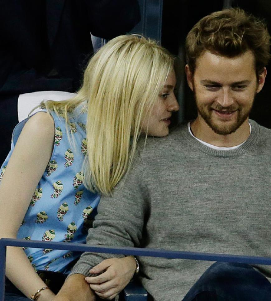 Glücklich kuschelt sich Dakota Fanning an ihren Freund Jamie Strachan