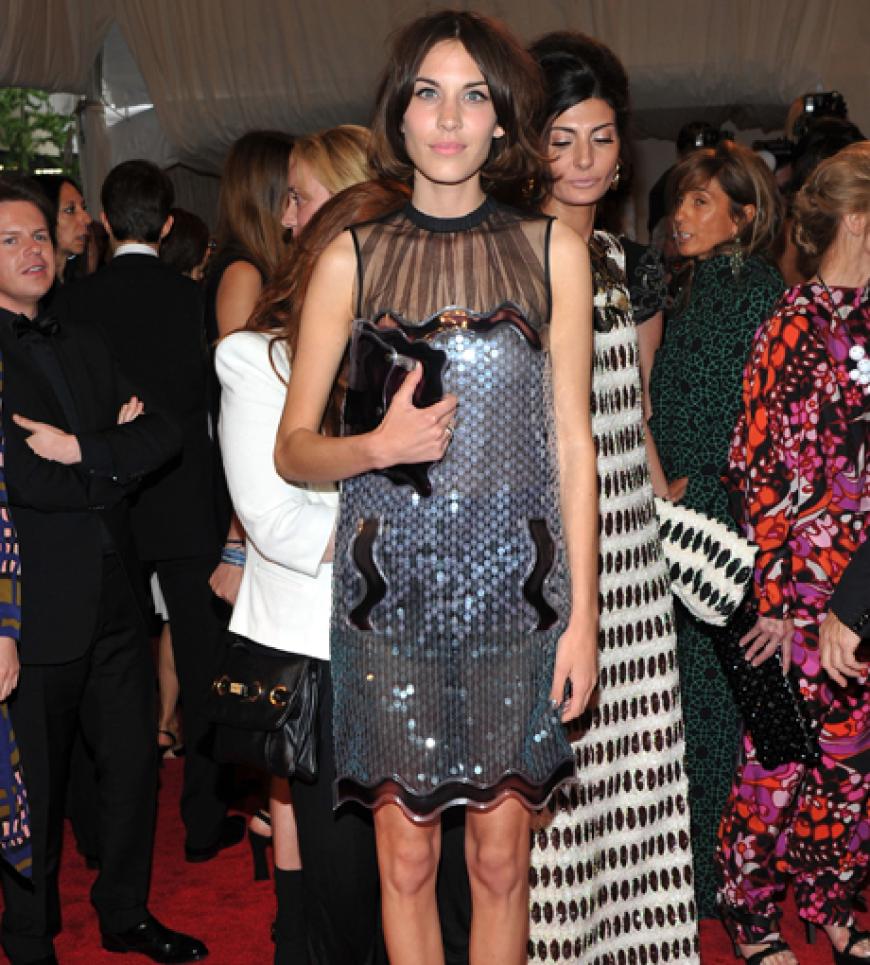 Alexa Chung sorgte weniger mit ihrem Outfit als mit ihren dünnen Ärmchen und Beinchen für Aufmerksamkeit