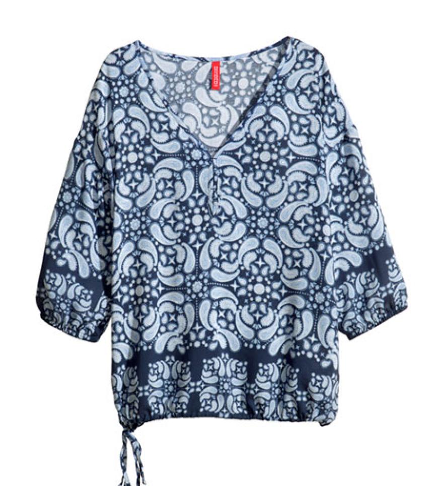 Weite Bluse aus zartem Webstoff mit aufgedrucktem Muster, V-Ausschnitt aus der H&M Loves Music-Kollektion von H&M, ca. 9,95 Euro