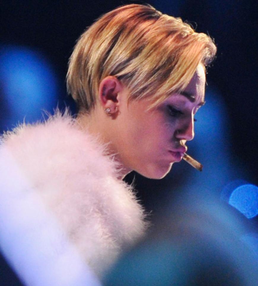 10. November 2013: bei den MTV Europe Music Awards in Amsterdam sorgte Skandal-Nudel Miley Cyrus für Aufsehen. Mitten auf der Bühne zündete sie sich einen Joint an