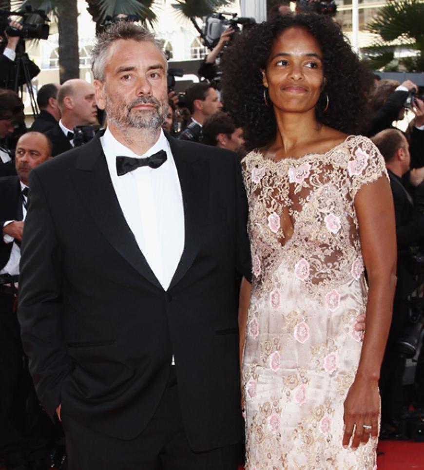Der französische Regisseur Luc Besson mit Begleitung