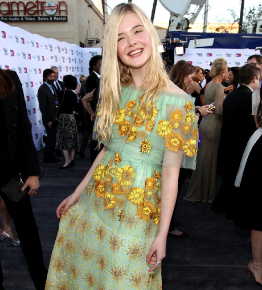 Strahlte mit ihrer Robe umd die Wette: Elle Fanning in Rodarte