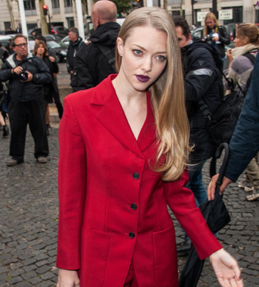 It's Fashion Time! In Paris reiht sich eine Designershow an die nächste - und auch die Promis lassen nicht lange auf sich warten. OK! hat die besten Bilder! Dramatisch: Amanda Seyfried in einem roten Zweiteiler und dunkelroten Lippen