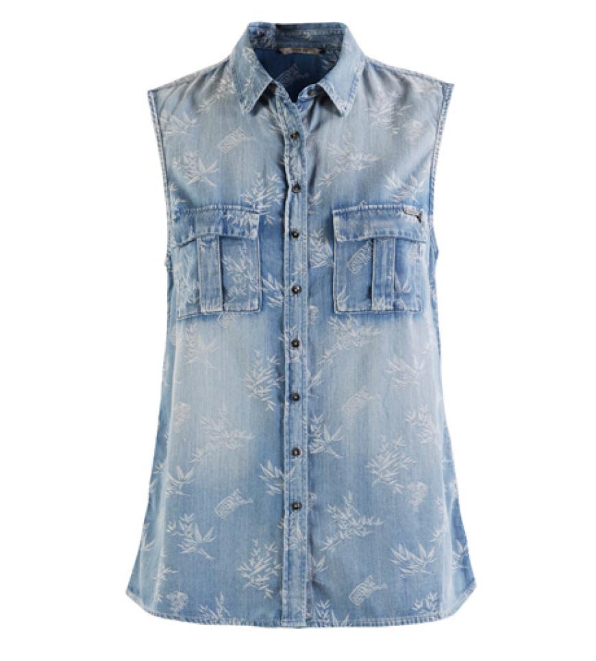 Der April bringt den Frühling mit sich - die perfekte Gelegenheit um die Jeansbluse mit Spitzenprint spazieren zu tragen. Von GUESS, ca. 99,90 Euro, zu bestellen im Online-Shop