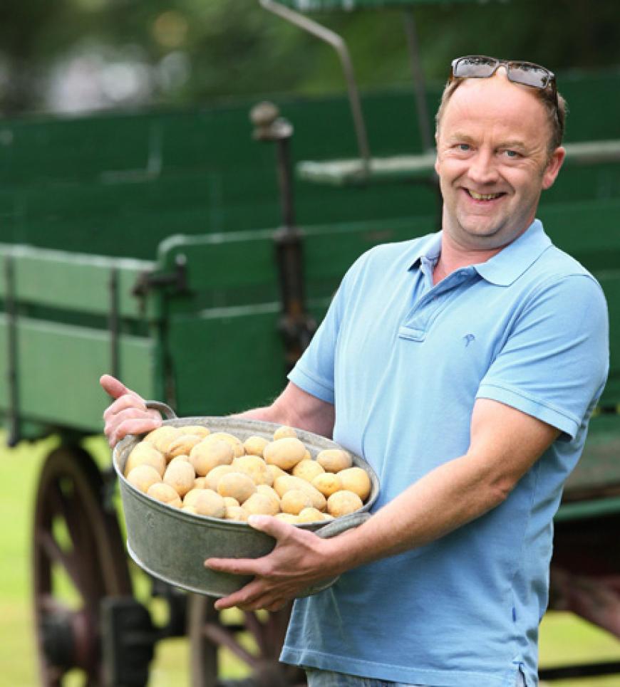 Der kernige Kartoffelbauer Clemens, 44, aus dem Münsterland lebt mit seinen Eltern auf einem Hof mit 42 Hektar Kartoffelanbaufläche, sowie 10 Hektar Wald und 500 Schweinen
