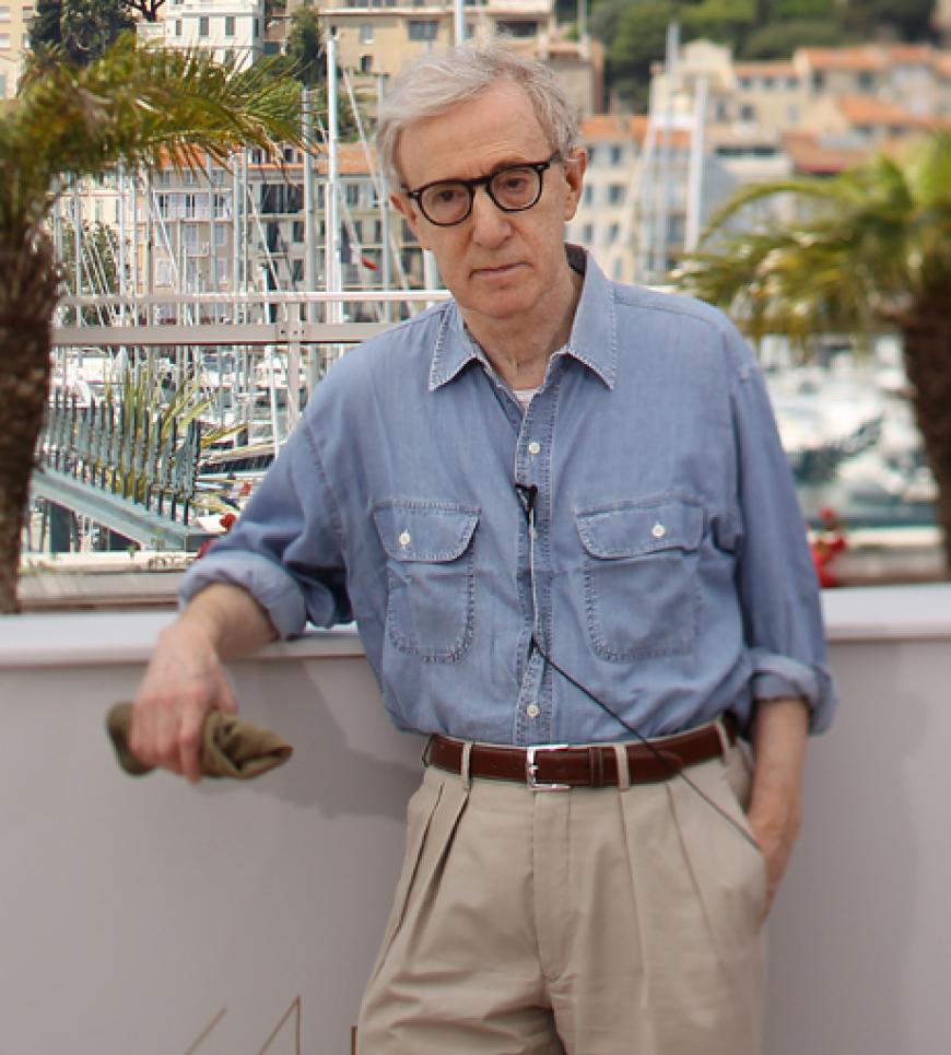 Woody Allen posiert vor dem wunderschönen Hintergrund an der Côte d'Azur