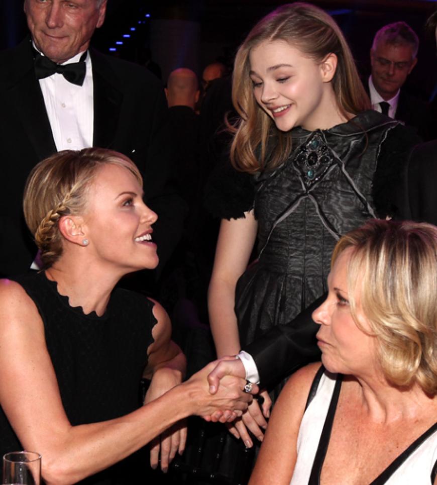 Chloe Moretz erobert derzeit Hollywood. Superstars wie Charlize Theron schauen sich die kleine Konkurrenz da ganz genau an