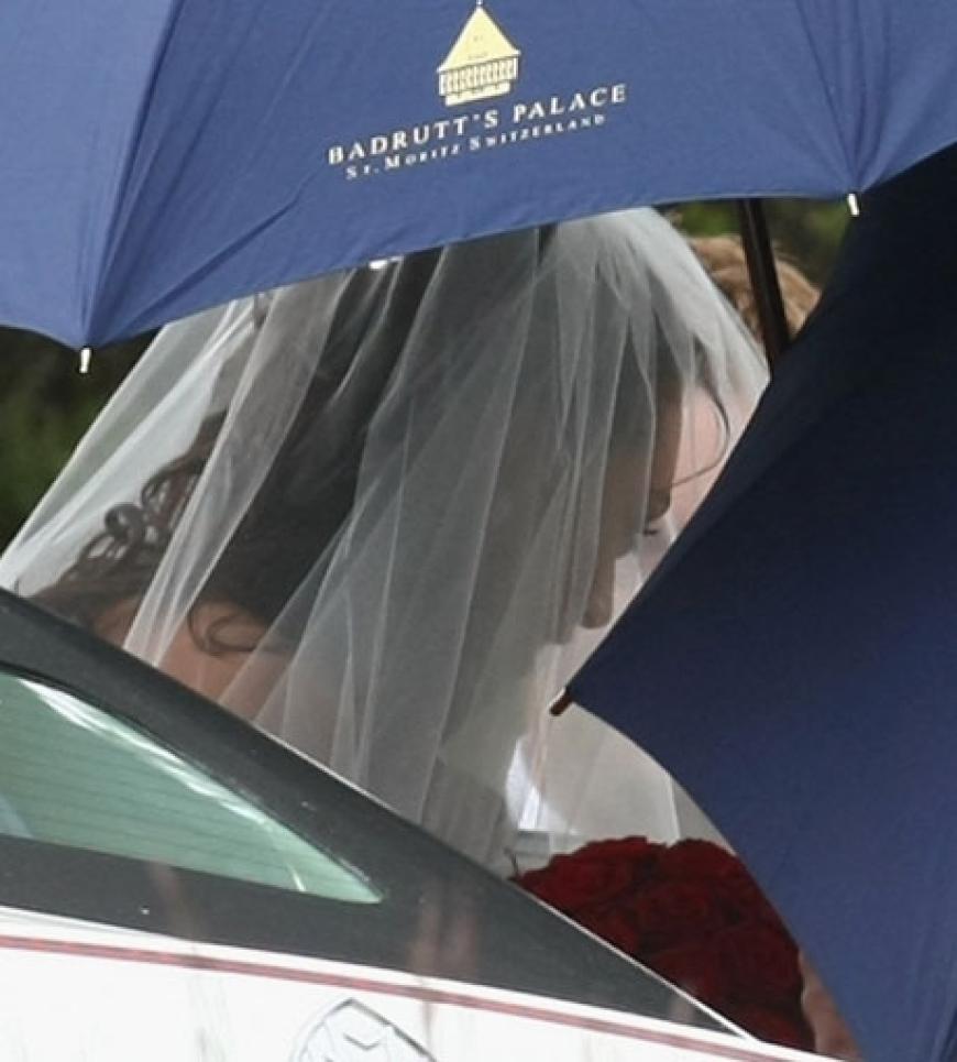 Lilly erreicht die Kapelle. Ihr Hochzeitskleid ist von Carlina Herrera