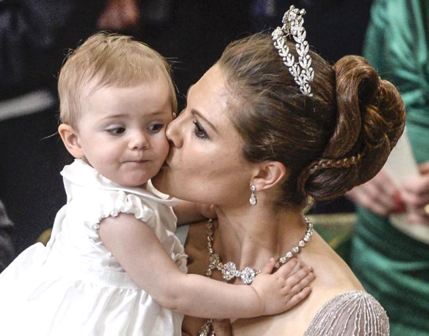 Selbst einen Bussi von der Mama, Prinzessin Victoria, wehrte sie ab. Egal was Estelle macht, sie ist süß dabei :-)