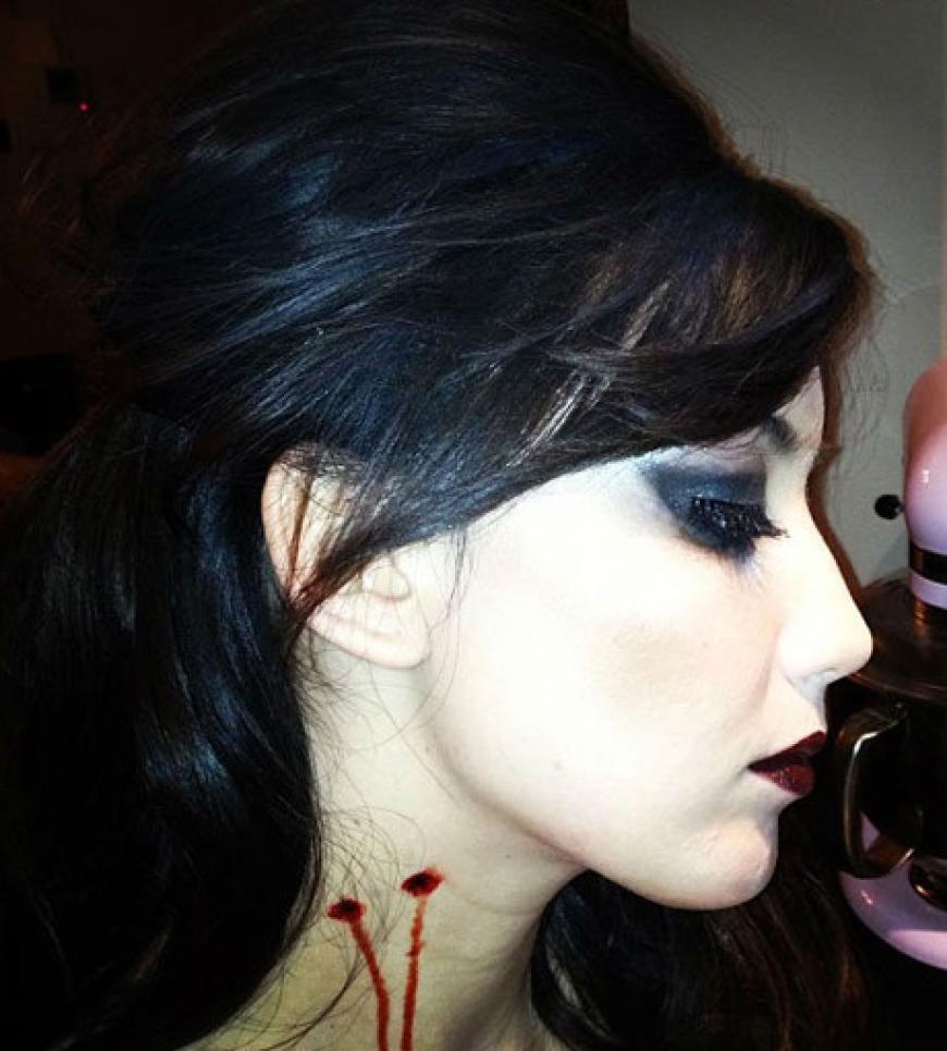 Model Daisy Lowe als weiblicher Vampir