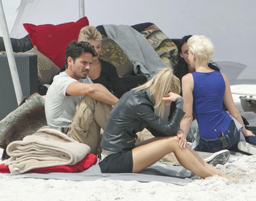 Melanie, Natascha, Conny und Nina freuen sich auf das Date mit dem Traummann. Doch die gute Stimmung hält nicht lang. Denn Krankenschwester Conny aus Berlin berichtet dem erstaunten Bachelor von den heißen Küssen zwischen Nina und Melanie