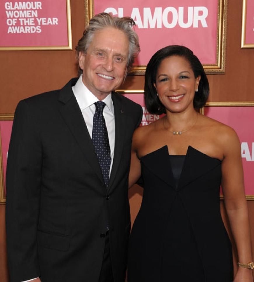 Schauspieler Michael Douglas posiert mit Preisträgerin Susan Rice