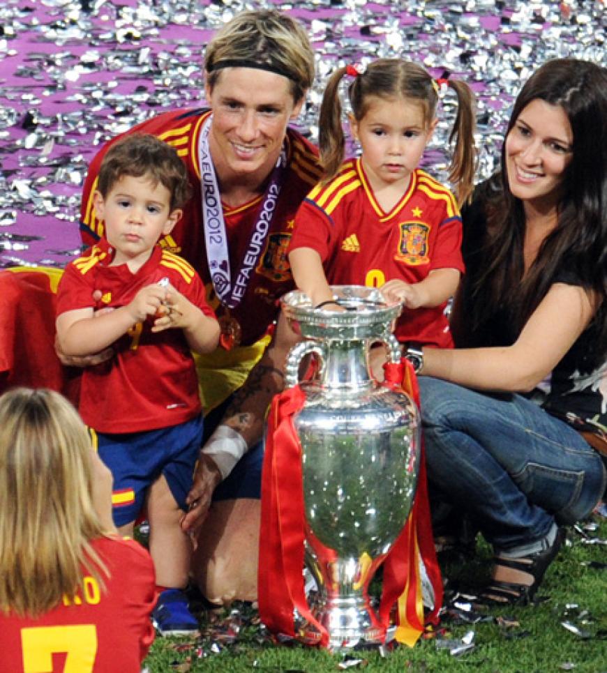Dieses Foto kommt sicher ins Familienalbum: Nora und Leo zusammen mit Papa Torres und Mama Olalla Domínguez