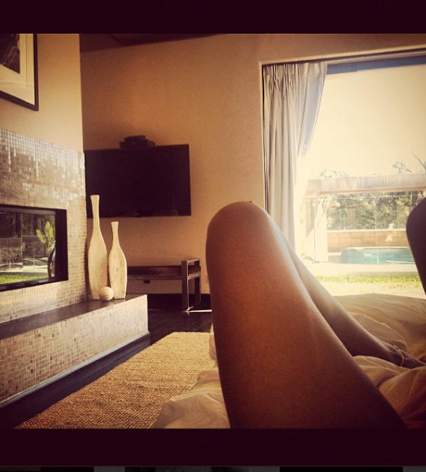 Ein Blick aus ihrem Hotelzimmer und auf ihren nackten Schenkel - das regt die Fantasie an
