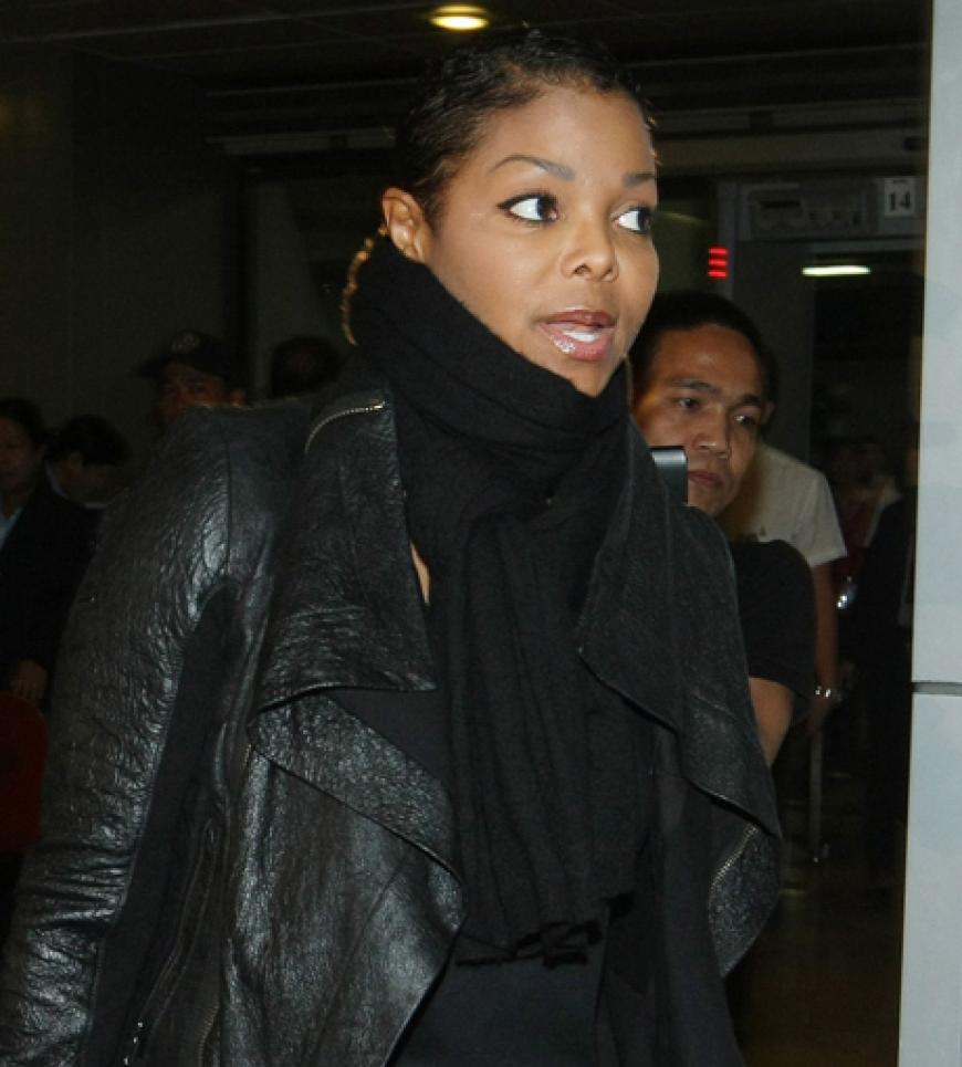 Ungeschmink, ungestylt: So sehen wir die Promis selten! Doch nach langen Flügen machen sich auch bei ihnen die ersten Müdigkeitserscheinungen sichtbar. Janet Jackson trifft auf den Philippinen ein ...