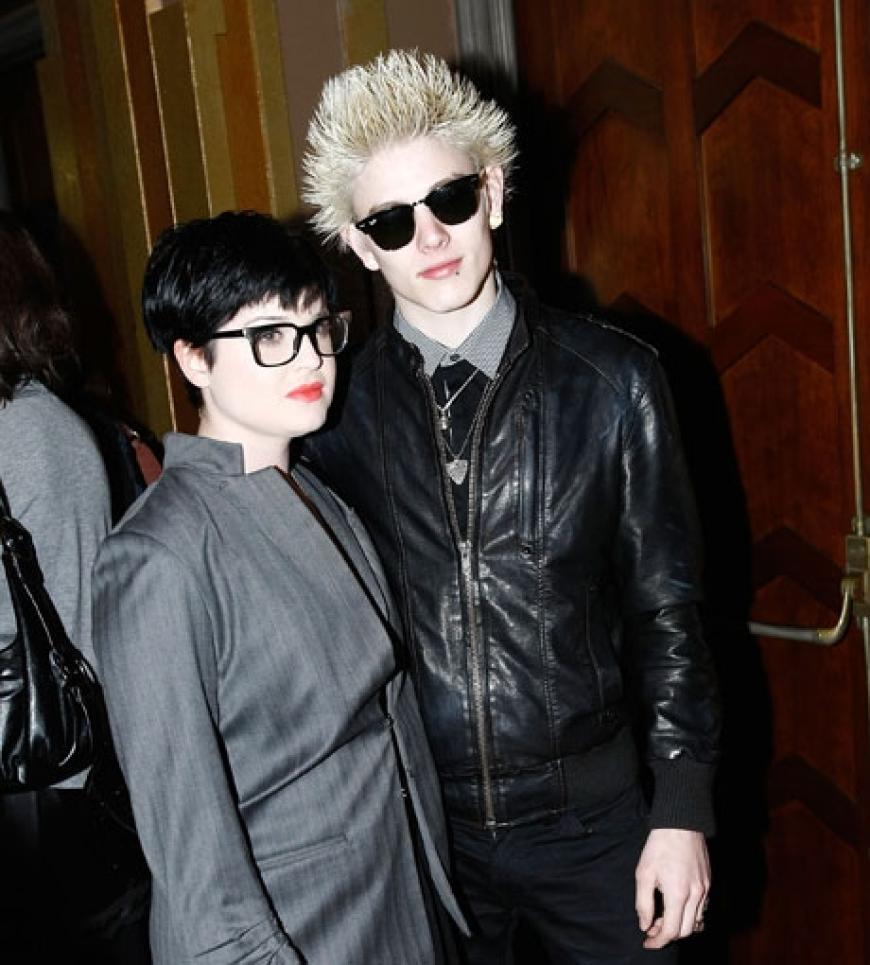 Kelly Osbourne mit einem schwarzen Strebermodell