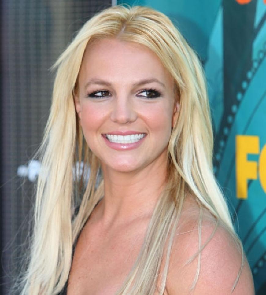 Britney Spears kann wieder strahlen. Der Grund: Nicht nur ein gelungenes Comeback, sondern auch ein neuer Mann an ihrer Seite. Jason Trawick heißt ihr Neuer, der ebenso Manager wie Liebhaber ist. Hoffentlich hält diese Beziehung noch ganz lange!