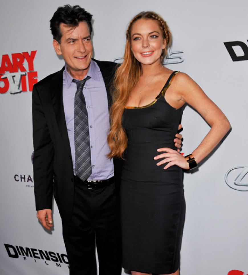 Was geht denn da? Charlie Sheen und Lindsay Lohan Arm in Arm - das ist scary! Im wahrsten Sinne: Denn das Leinwand-Paar feierte die