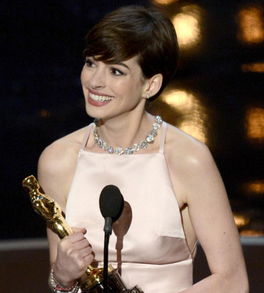 Anne Hathaway gewinnt ihren ersten Oscar als