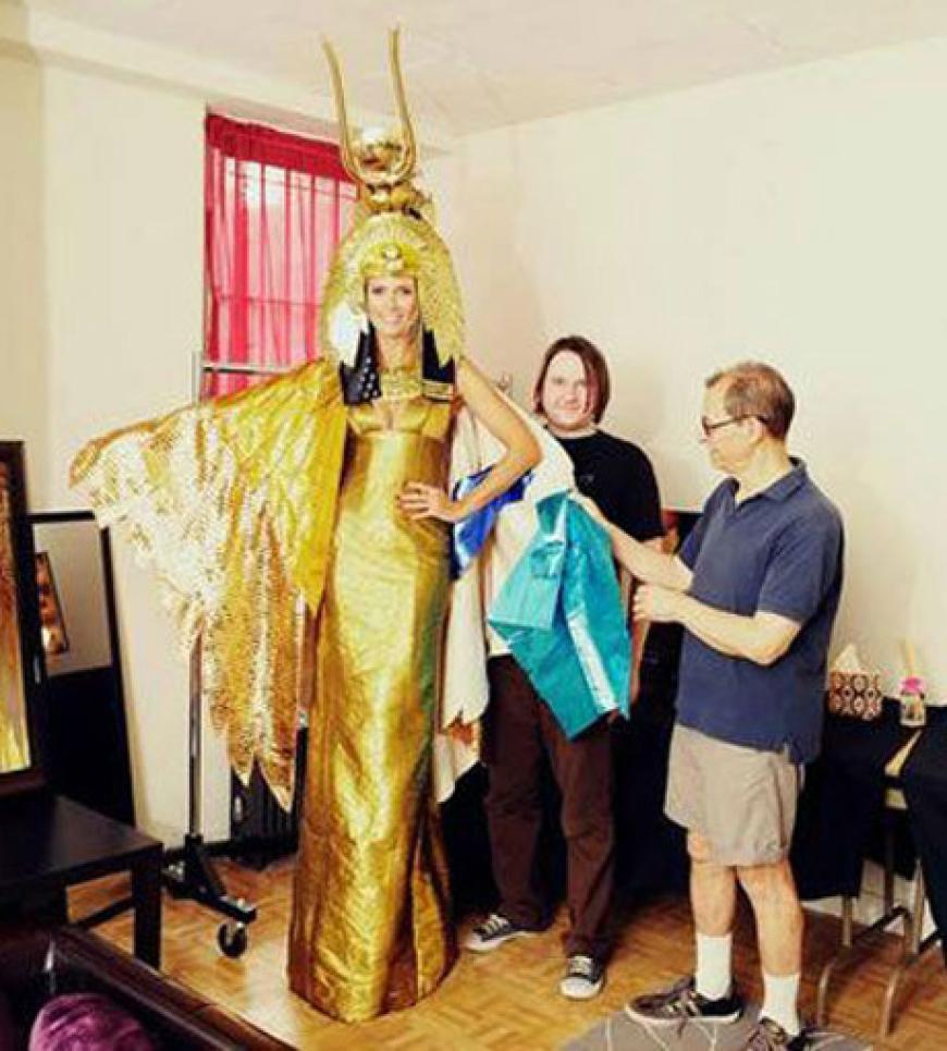 Auch in diesem Jahr schmeißt Supermodel Heidi Klum ihre legendäre Halloween-Party. Bei den Anproben hat sie schon mal ahnen lassen, als was sie gehen wird: Als Cleopatra