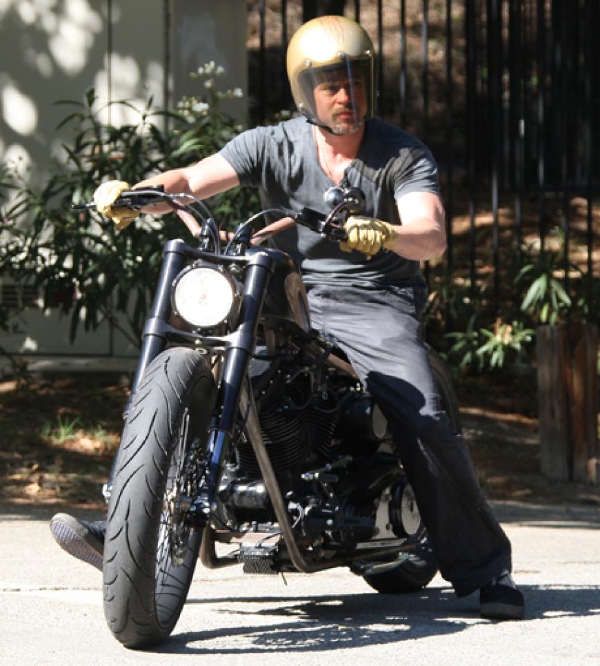 Easy Rider: Brads große Leidenschaft ist das Motorradfahren. Wer aufmerksam durch L.A. fährt, kann den Schauspieler auf der Piste erleben