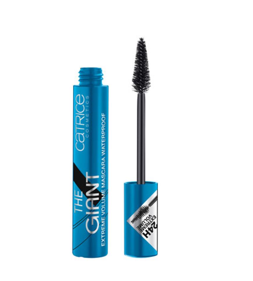 Für das perfekte Augen-Make-up tuscht sie ihre Wimpern. Hierfür geeignet ist der