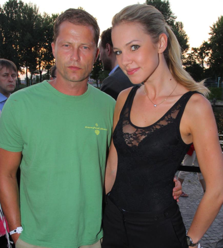 Schauspieler und Regisseur Til Schweiger und Freundin Svenja Holtmann genießen das Fashion-Spektakel in Berlin