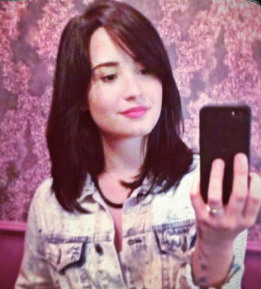 Demi Lovato überrascht uns auf Twitter mit ihrem neuen Haarschnitt