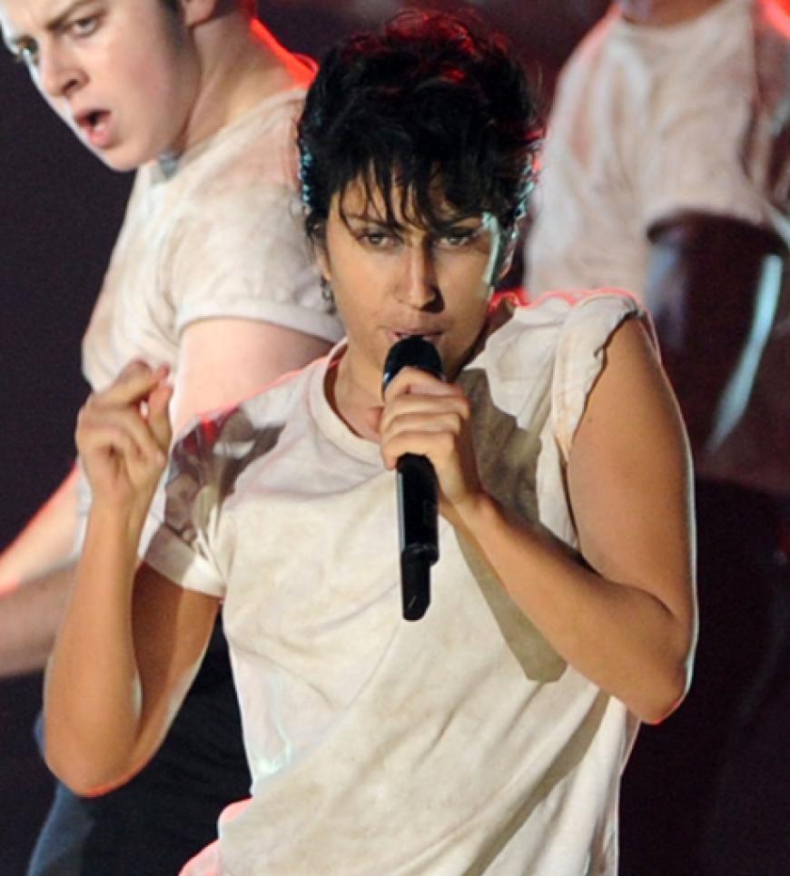 Männliche Bewegungen, eine Perrücke und eine Zigarette: Der Auftritt von der Figur Jo Calderone ist die Krönung des Abends