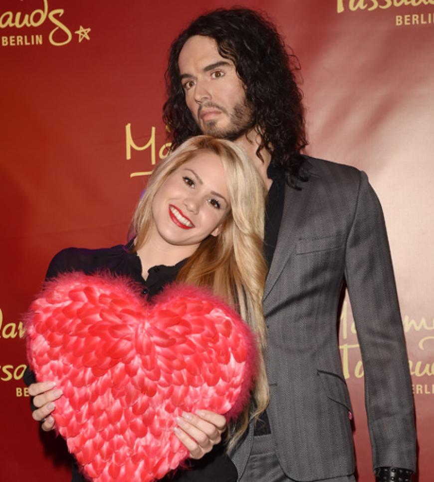 Russell Brand hat ein nicht so glückliches Gesicht. Angelina dafür umso mehr. Süß!