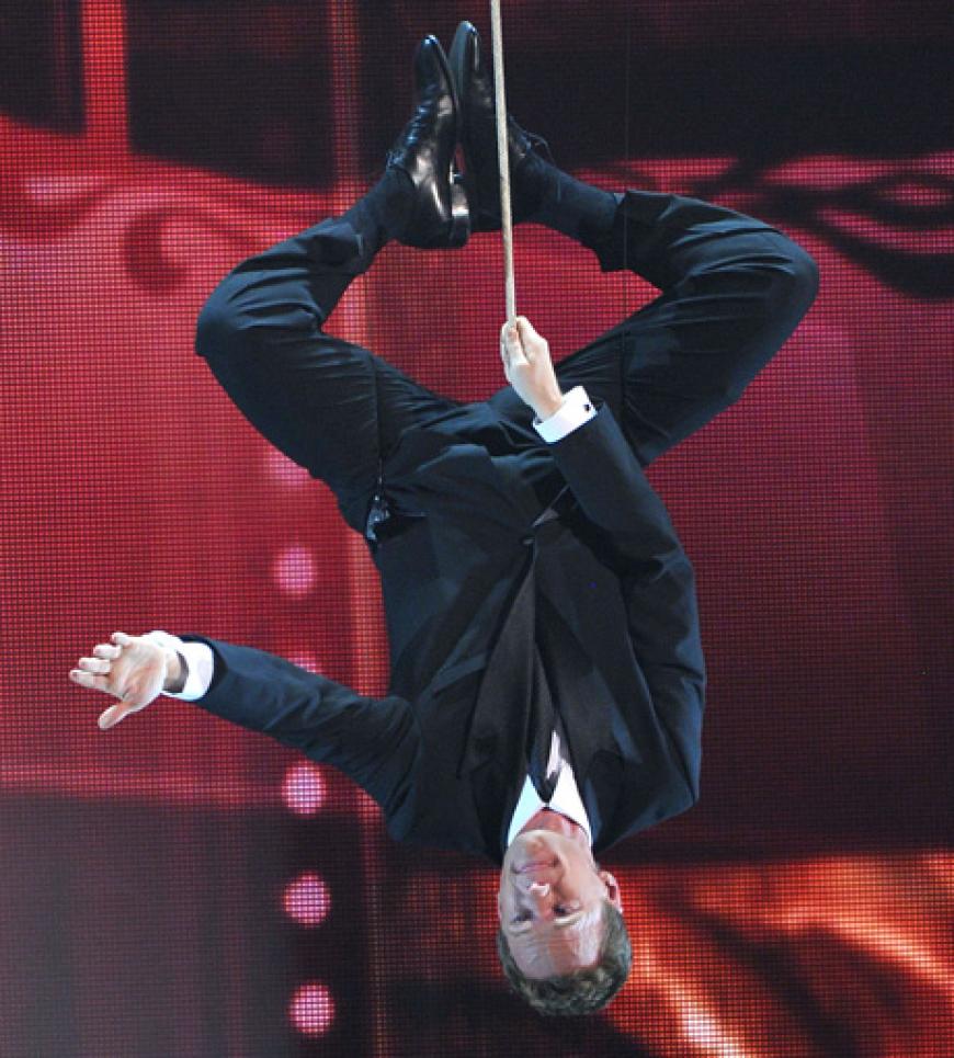 Großes Show Opening: Schauspieler Neil Patrick Harris eröffnete´ Spiderman-mäßig die Show. Schon zum dritten Mal begrüßte er die Gäste als Modertor bei den Tony Awards
