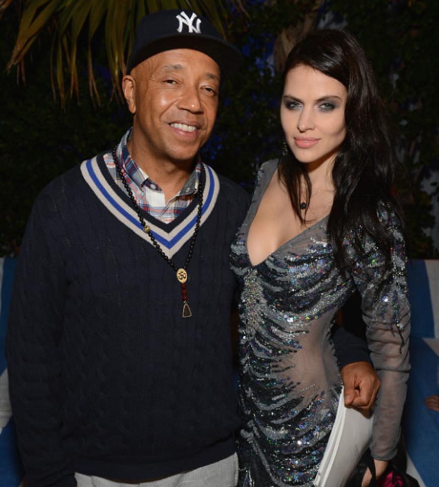 Hana Nitsche geriet vor Monaten in die Schlagzeilen, weil die mit dem Multimillionär Russel Simmons eine Beziehung einging. Die beiden wurde ständig von Paparazzi verfolgt. Mittlerweile haben sie sich getrennt. Sie ist weiterhin sehr erfolgreiches Model und lebt in New York
