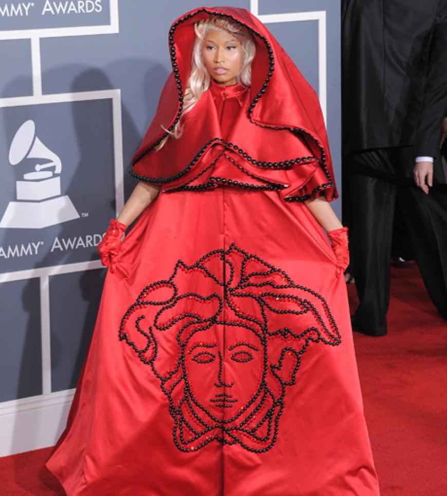 Nicki Minaj ist bekannt für ihren extravaganten Style, doch bei den Grammy Awards im Februar sorgte sie mit ihrem roten Nonnen-Kostüm für negative Blicke