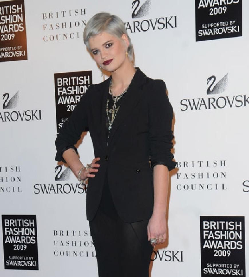 Pixie Geldof posiert auf dem roten Teppich