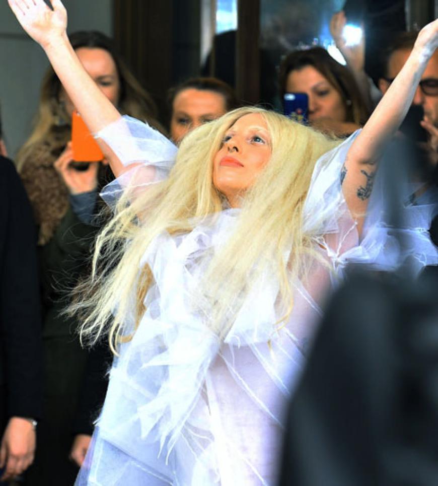 Ein neuer Promo-Tag, ein neues Outfit bei Lady Gaga. Allerdings mutete dieser Auftritt etwas merkwürdig an. In weiß gehüllt, fast ungschminkt und barfuß, streckte Gaga ihre Hände zum Himmel