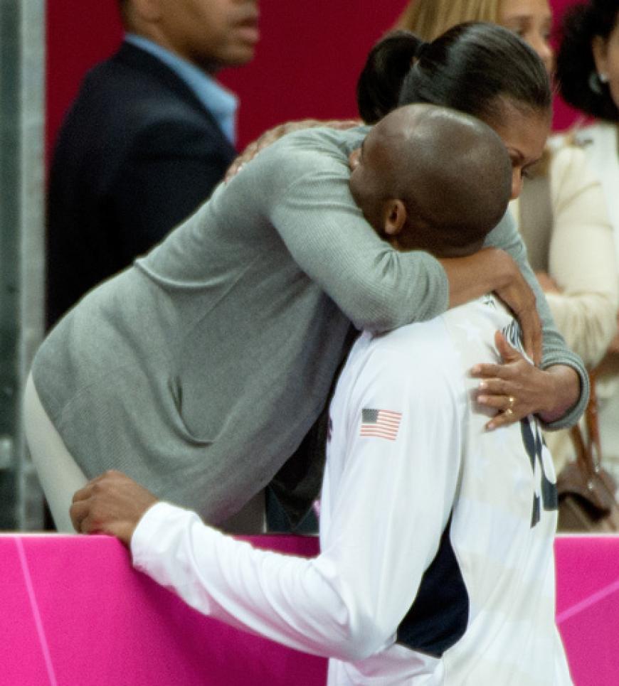 Am Ende gratuliert Michelle Obama den Spielern zum Sieg gegen Frankreich