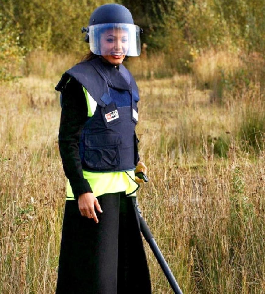 Mit Schutzanzug und Detektor versucht sie die Arbeit der Experten nachzustellen