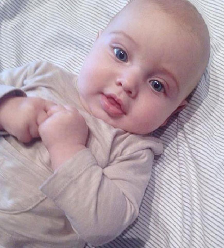 Awww! Niedlicher geht es nicht: Das ist der Sohn von Spaniens Torhüter Iker Casillas und seiner Partnerin Sara Carbonero - der kleine Martìn kam im Januar 2014 auf die Welt. Die Augen hat er eindeutig von der hübschen Mutter geerbt!