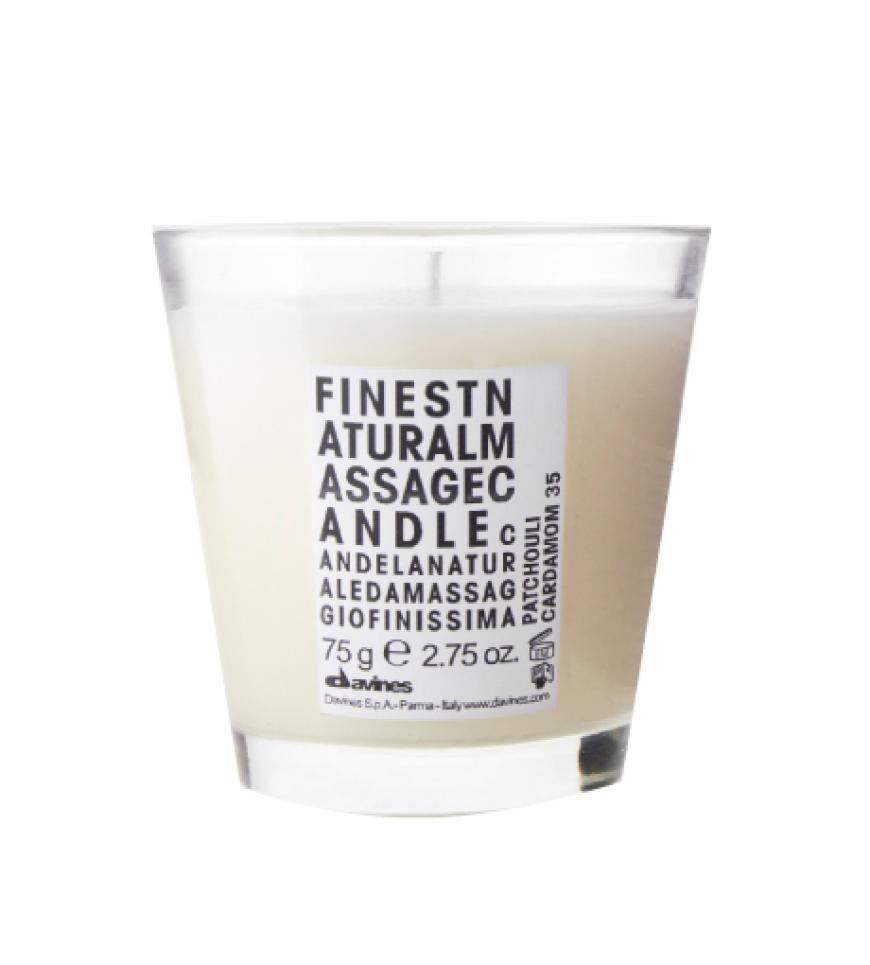 Ohne Wachs, sondern mit ätherischen Ölen wie Patschuli, die auch zum Massieren genutzt werden können: „Natural Massage Candle“ von Davines, ca. 18 Euro