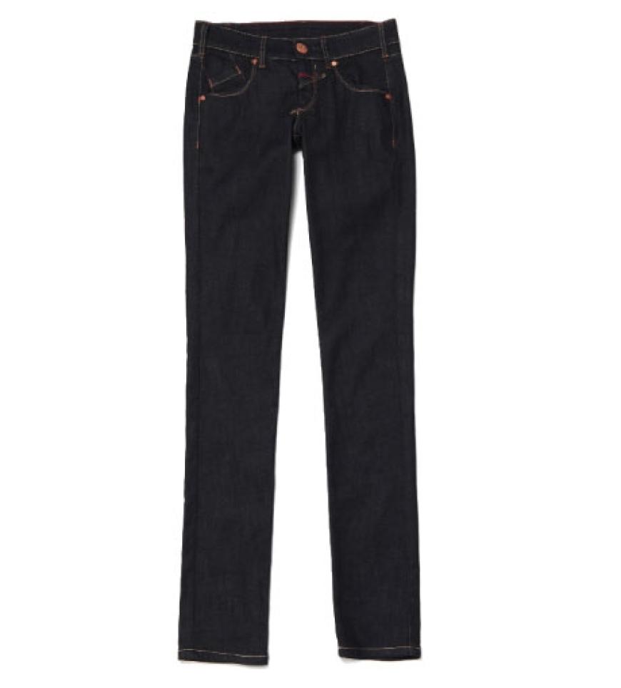 Röhre: Von Trendteil zum unverzichtbaren Klassiker. Die knackig enge Röhre rückt schlanke Beine ins rechte Licht und verleiht jedem Outfit Coolness. Dark Denim von Marithe et Francois Girbaud, ca. 165 Euro