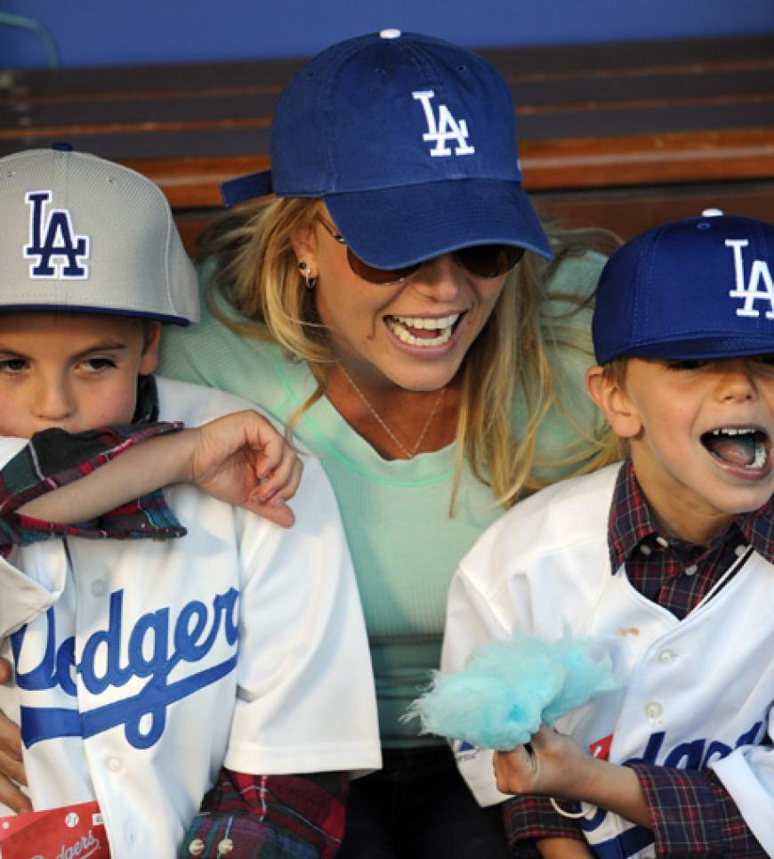 Happy Family! Britney Spears schaut sich mit ihren kleinen Rackern Preston, r., und Jayden, l., das Spiel der´ San Diego Padres gegen die Los Angeles Dodgers an. Für wen sie sympathisieren, dürfte anhand der Caps wohl klar sein