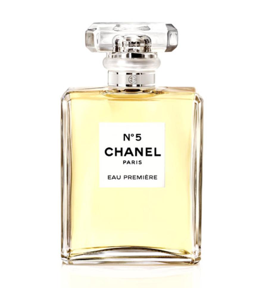 Ein Klassiker neu interpretiert: N°5 EAU PREMIERE ist inspiriert vom Place Vendôme in Paris und mit einem Cabochon in Form eines Diamanten versehen. Ab dem 24. April 2014 erhältlich (50ml ab 89 Euro)
